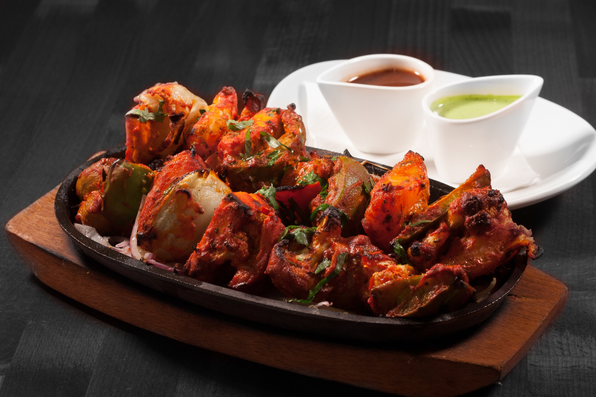 Plats indiens traditionnels servis avec soin.